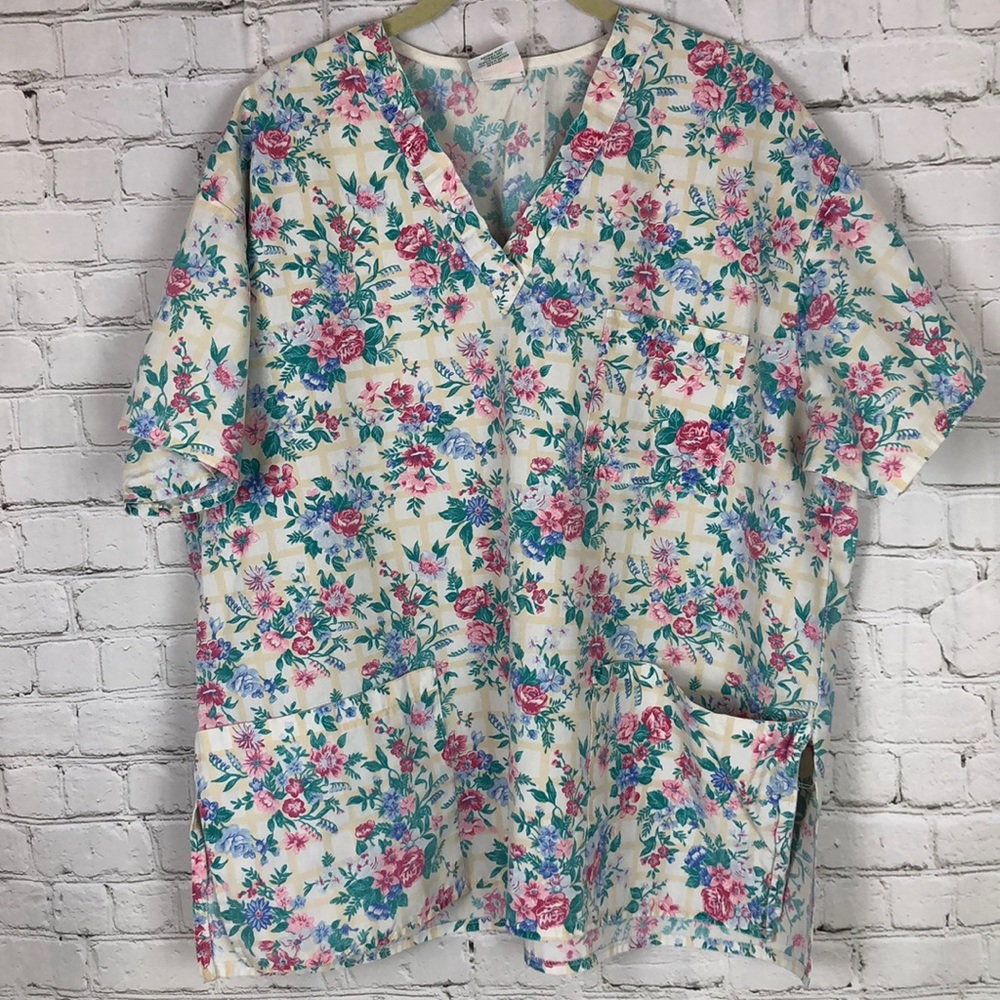 SCRUB TOP floral pattern
